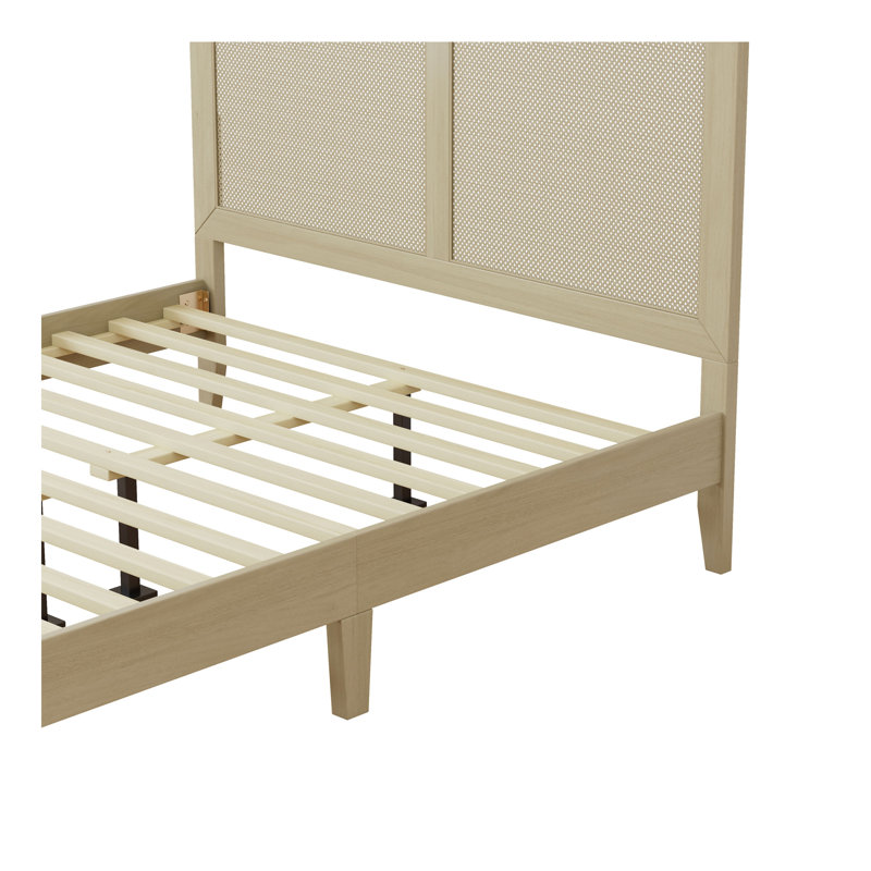 Grand lit plateforme en bois avec rotin