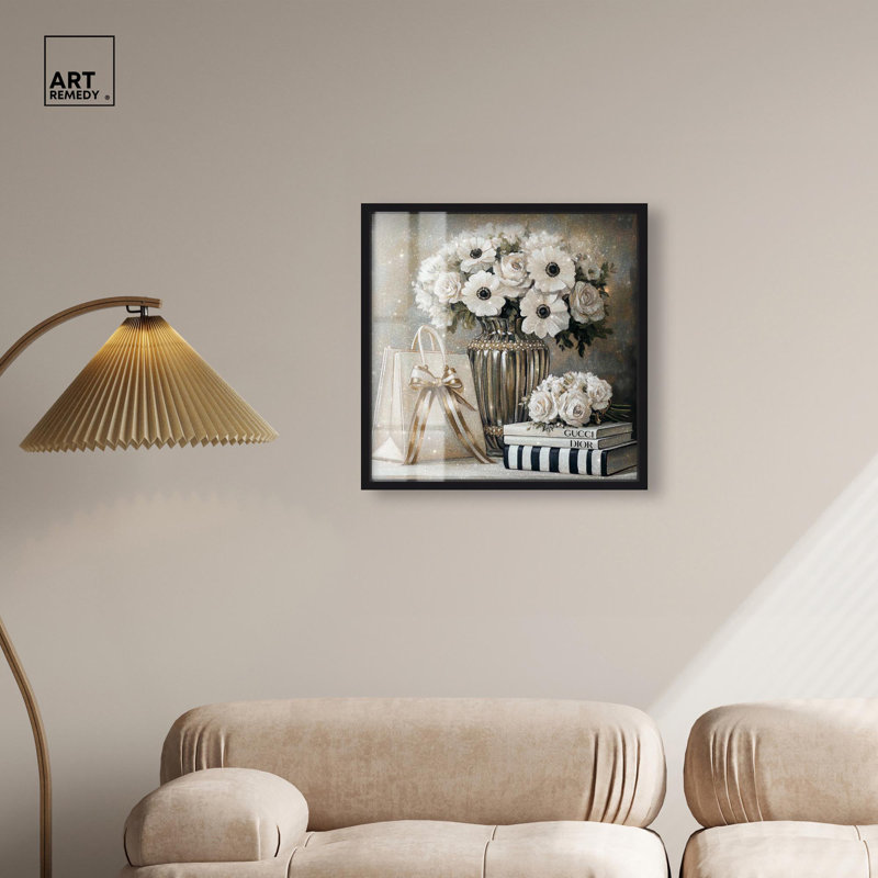 Fleurs élégantes et livres neutres, Shadowbox Print, impression d'art de mode par Art Remedy, H 25 po x l 25 po, Noir