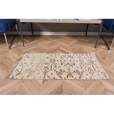 Tapis turc rétro fait à la main avec un motif floral pour les couloirs et les entrées dans un style kilim élégant et des accents colorés