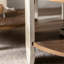 Table de bout de style rétro avec rangement double couche, table basse en bois massif pour petits espaces, cadre de rangement double à installation simple et polyvalente, fonctionnalité moderne