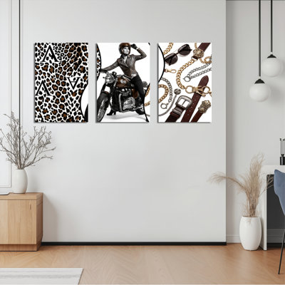 Tableau sur toile à motif léopard et motarde, agrémenté d'accessoires et d'éléments de mode, pour un décor intérieur moderne.
