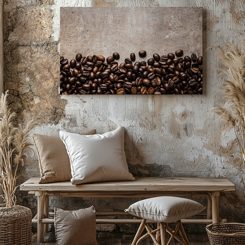 Toile, composition en gros plan avec un art mural sombre et dispersé de grains de café bruns disposés avec art le long du bord inférieur