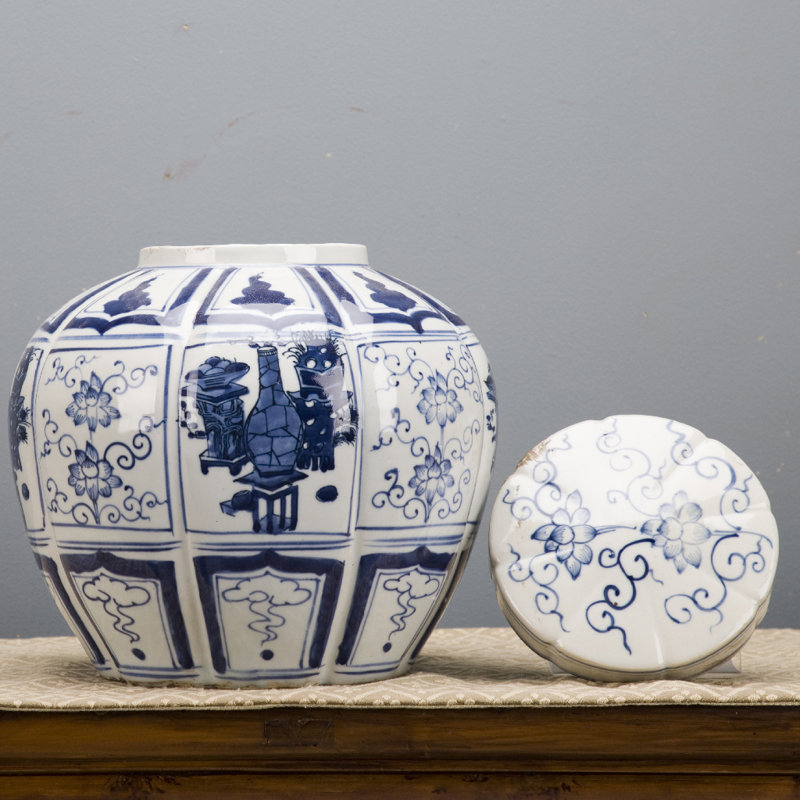 Scène de jardin bleue / blanche avec urnes à couvercle et pots