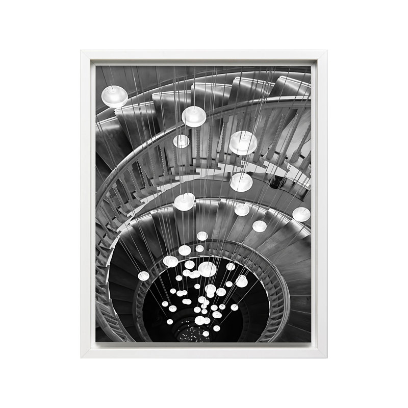 Escalier en colimaçon, Canevas, H 08 po x l 10 po, Encadrement brun