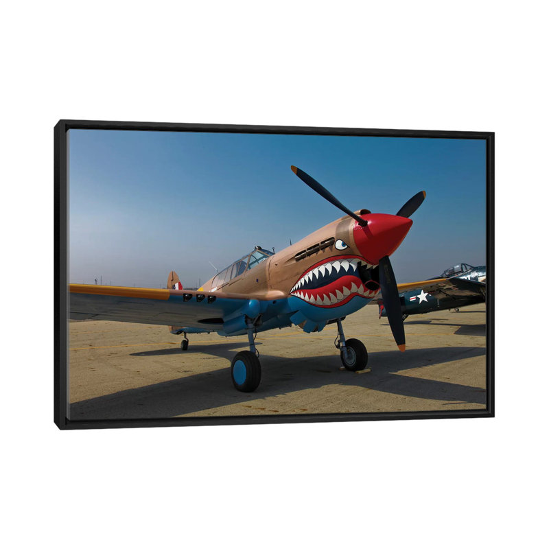 «Nose Art on a Curtiss P-40E Warhawk», reproduction de photo sur toile, H 18 po x l 26 po x P 1,5 po, Toile avec cadre noir