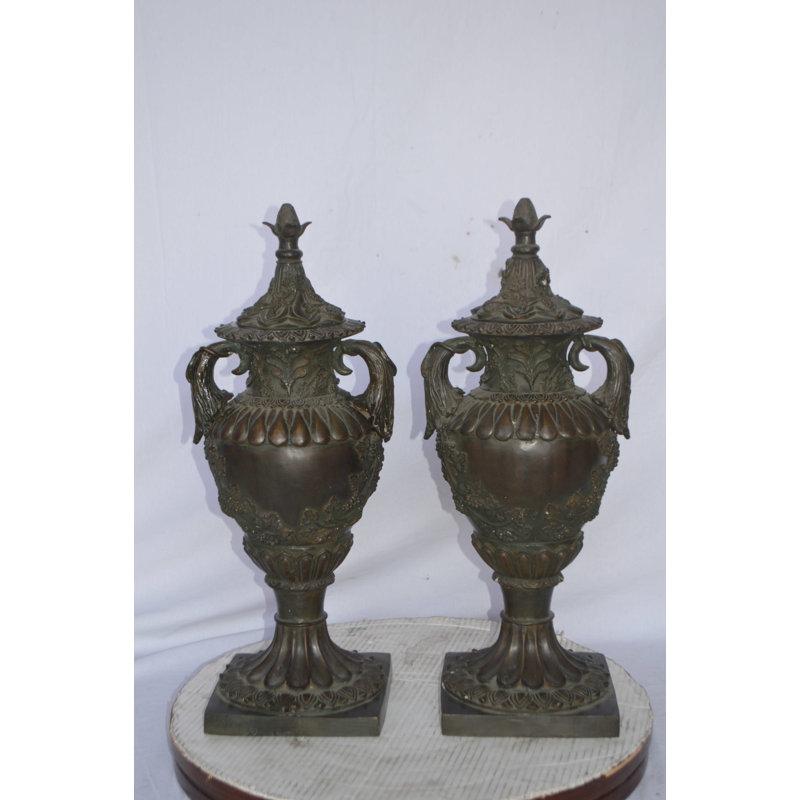 Paire de statues en bronze urnes - Taille: L 10 po x l 9 po x H 25 po.