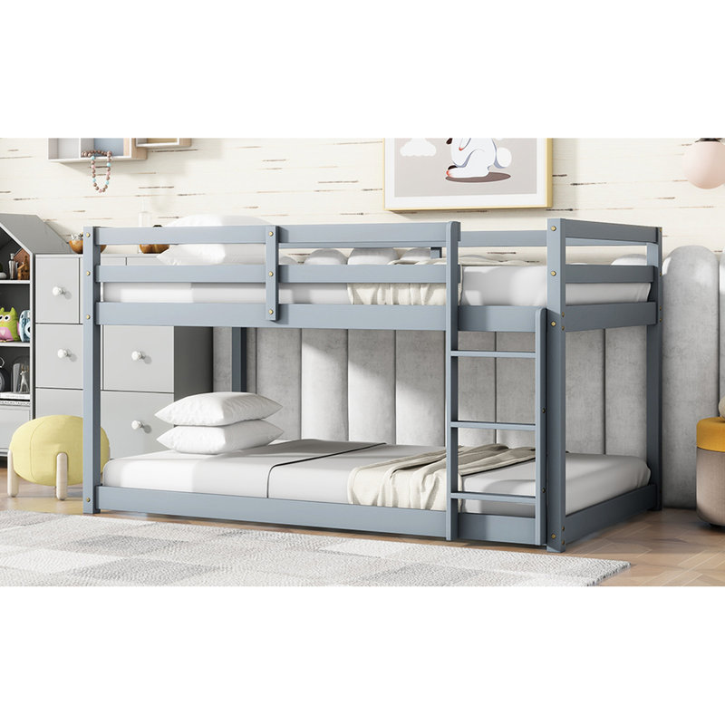 Lit simple gris au-dessus d'un lit mezzanine avec structure en bois massif pour un investissement durable dans la chambre à coucher en gris, le caoutchouc améliore l'espace et la fonctionnalité