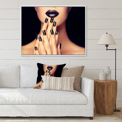 Femme aux lèvres noires et manucure noire - photographie sur toile