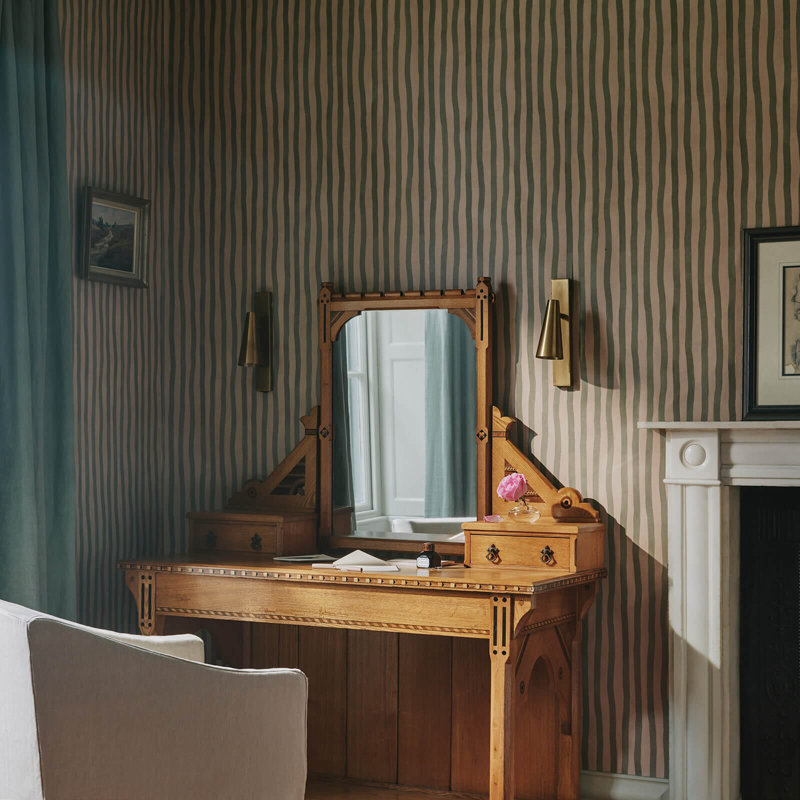 Artist's Stripe Wallpaper, Sap/Alabaster