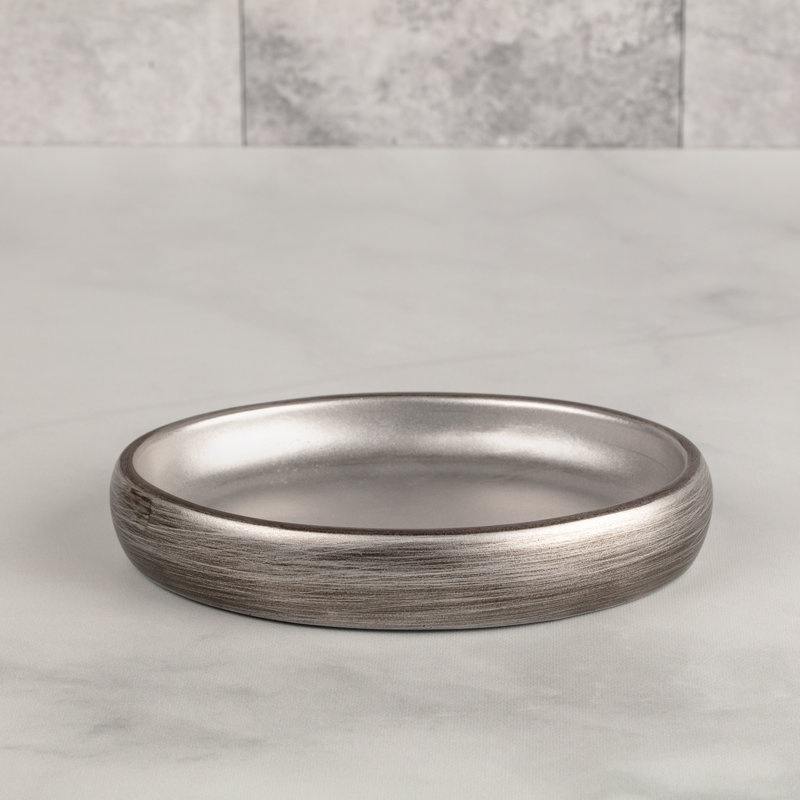 Ensemble d'accessoires de salle de bain Urban Oasis (conçu par Taniya Nayak): pot à boule en coton, porte-savon, pompe à lotion, porte-brosse à dents et couvercle de boîte à mouchoirs