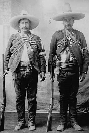 Support à l’aide de fusils et des pistolets-impression de photo « les hommes d’urbino et de iluarte »
