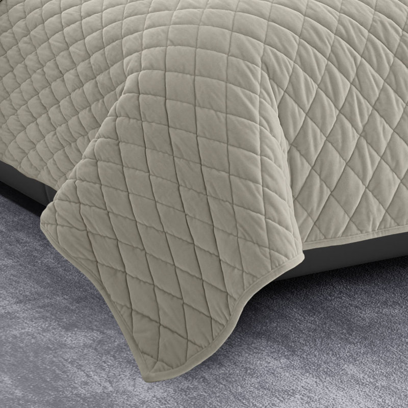 Vera Wang Diamond Velvet Quilt Set, Beige, King Quilt + 2 King Shams