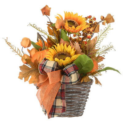 Arrangement floral dans un panier