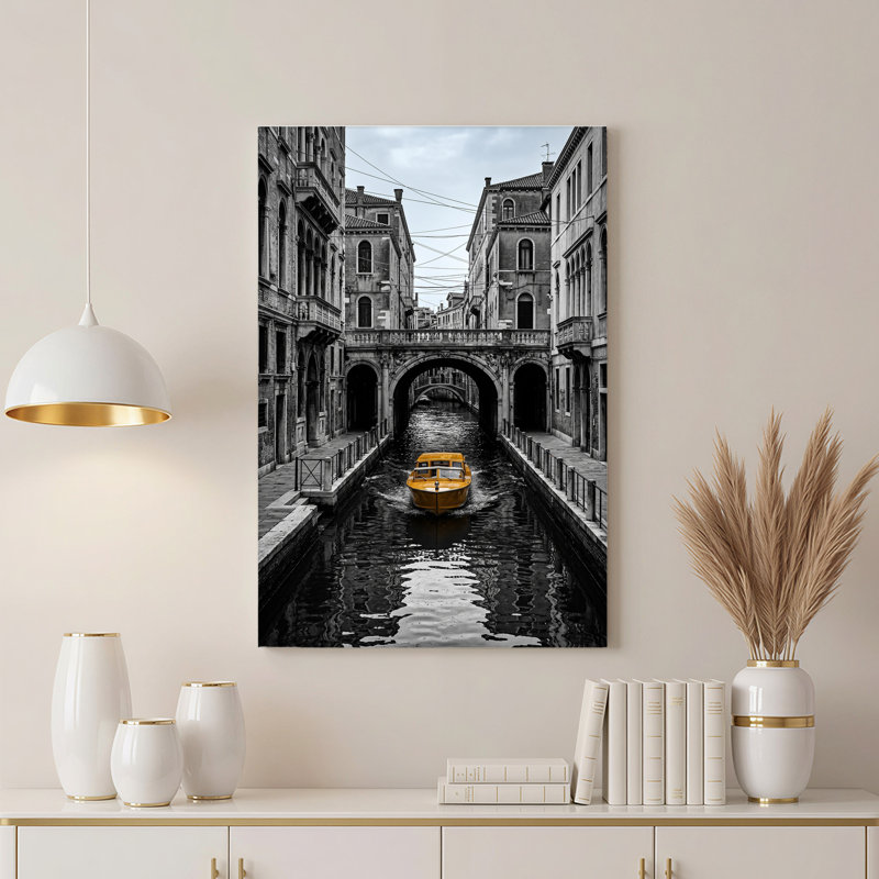 «Yellow Boat Under Stone Bridge» en noir et blanc, art mural sur toile, H 24 po x l 18 po