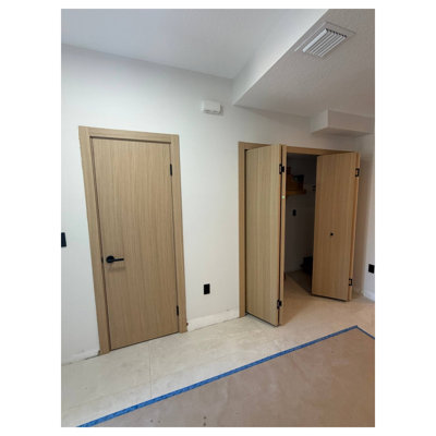 Porte intérieure moderne en bois pré-montée avec quincaillerie Planum 0010, placage naturel, panneau unique, cadre et moulures, portes robustes pour salle de bain et chambre à coucher - 76 cm x 244 cm