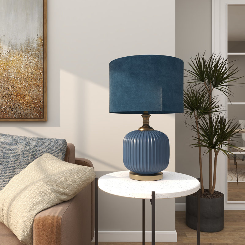 Lampe de table en verre nervuré bleu avec abat-jour en velours Ehrenberg, H 20,10 po x l 13,10 po x P 13,25 po
