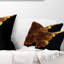 Coussin décoratif abstrait avec fleur jaune sur fond noir