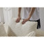 Chaise longue blanche avec revêtement en velours côtelé, 3 coussins décoratifs, accoudoirs larges, support ergonomique, mousse à mémoire de forme, fauteuil moderne surdimensionné sans assemblage pour se détendre à la maison, rembourrage en mousse, forme, espace de vie-963770801