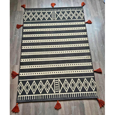 Tapis gris tissé à motif scandinave
