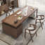 Bureau rectangulaire brun clair en bois massif avec 3 tiroirs-657699949