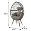 Chaise de patio gris clair et noire avec coussin rembourré