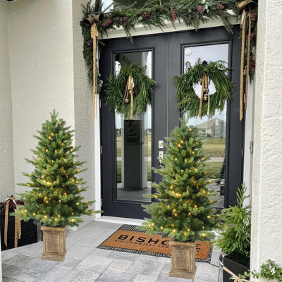 Paquet de 2 arbres de Noël artificiels en pot de 4 pi pré-éclairés, feuillage mélangé PE et PVC, 100 lumières à DEL blanc chaud chacune, 8 modes d'éclairage, vert à feuilles persistantes réaliste, décor de Noël d'entrée intérieur et extéri