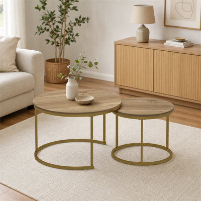 Ensemble de 2 tables basses gigognes rondes aspect bois industriel brun avec cadres en métal doré et capacité de 120 lb pour salon moderne, chambre à coucher et petit espace facile à assembler