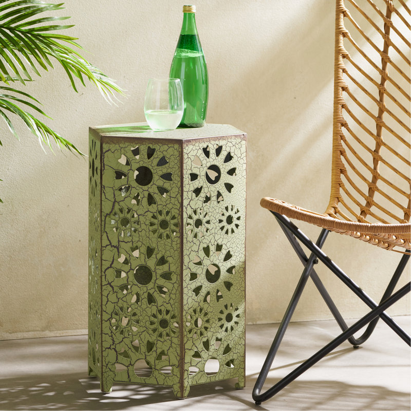 Table d'appoint de patio en fer forgé, effet craquelé - 36,7 cm (P) x 36,7 cm (L) x 54,6 cm (H), style ajouré, table élégante et légère.