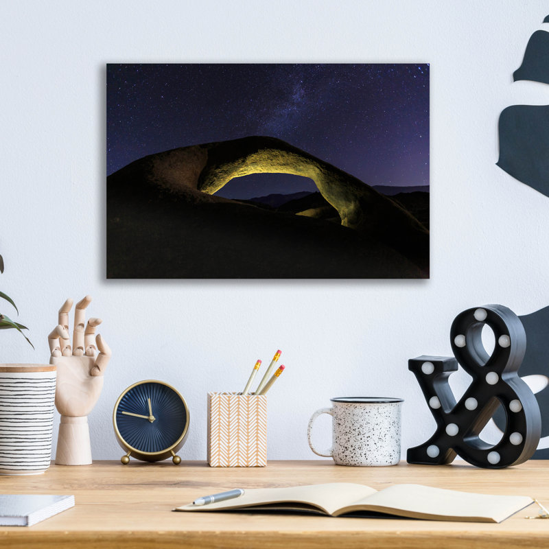 «Backlit Mobius Arch» par Shawn / Corinne Severn, H 12 po x l 16 po x P 0,13 po