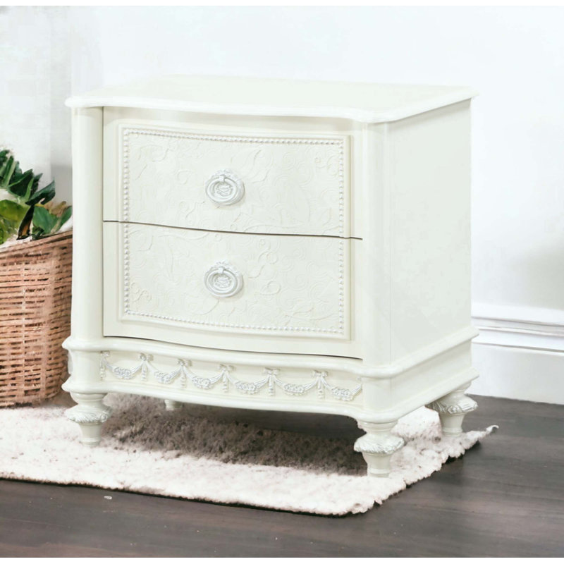 Table de chevet avec deux tiroirs spacieux, parfait pour un rangement élégant et fonctionnel dans la chambre à coucher.