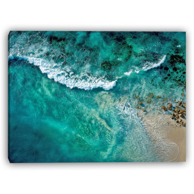 Art mural de vagues aériennes avec vagues de rivage rocheux