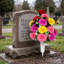 Œillets artificiels de cimetière avec un vase et des pointes de sol - Monument commémoratif d'extérieur