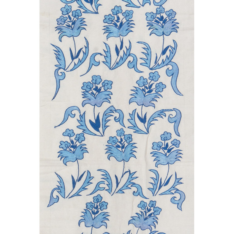 20 x 75 po. Chemin de table en soie et broderie bleu et crème