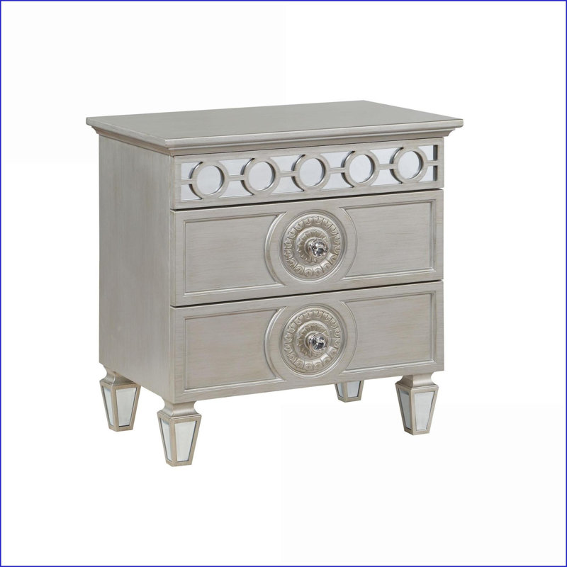 Table de chevet 2 tiroirs Modern Glam avec finition argentée Motif devant