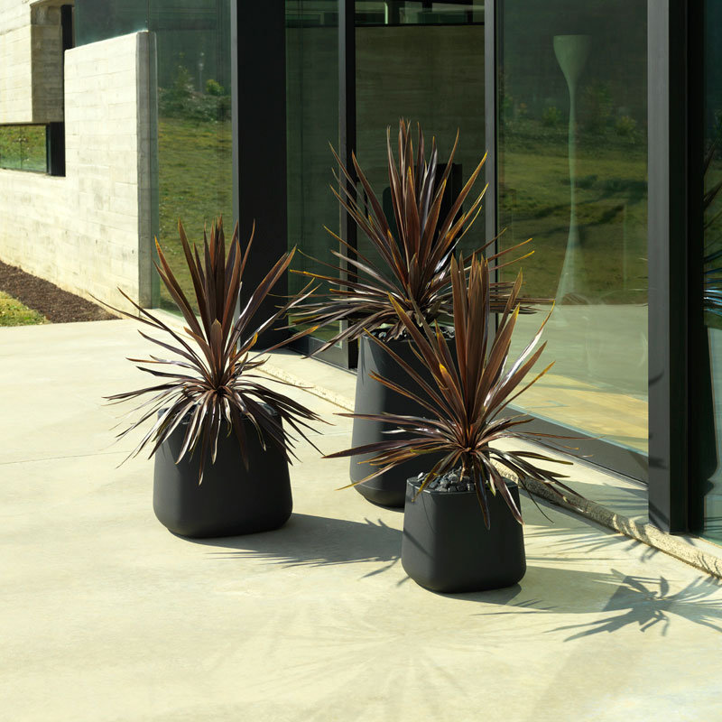 Pot à fleurs en plastique Ulm, H 29,5 po x l 24,25 po x P 24,25 po, Noir