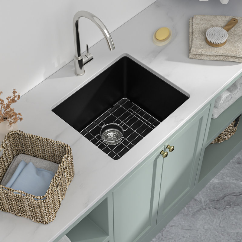 Évier de service 24 po x l 18 po à cuve simple encastrable en quartz avec grille inférieure, Noir, 24"L x 18"W