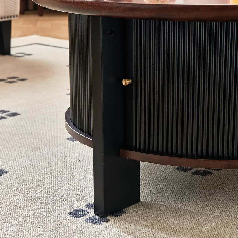 Table basse ronde en noyer de style français, H 18,11 po x L 35,43 po x l 35,43 po