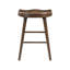 Ensemble de 2 tabourets à hauteur de comptoir à finition brune avec siège en selle et structure en bois robuste au design ergonomique classique