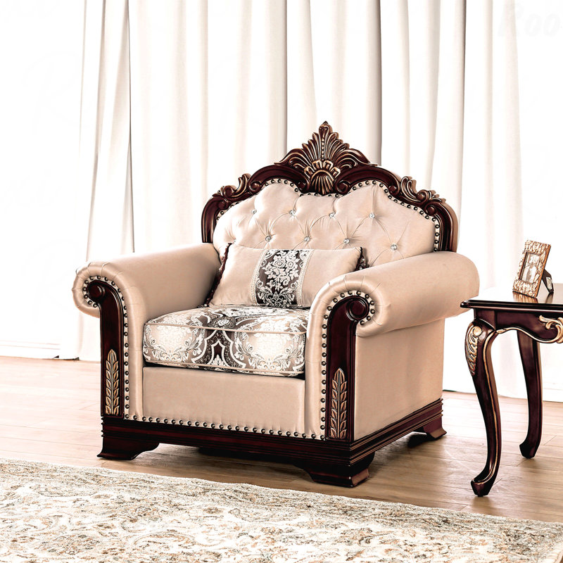 Fauteuil d'appoint de style classique avec accoudoirs arrondis et pieds arrondis avec accoudoirs à détails arrondis dans les bureaux élégants