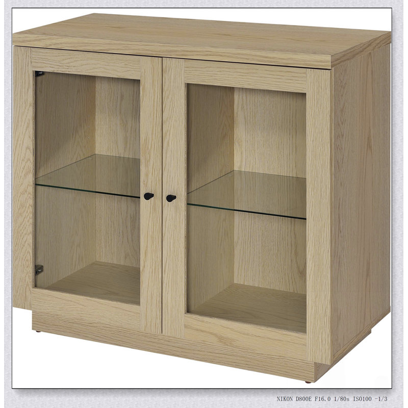 Vitrine à 2 portes en chêne clair Metro avec portes en verre encadrées et deux zones de rangement pour une organisation élégante.
