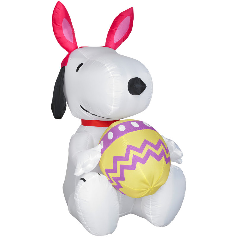 Snoopy tenant un œuf gonflable