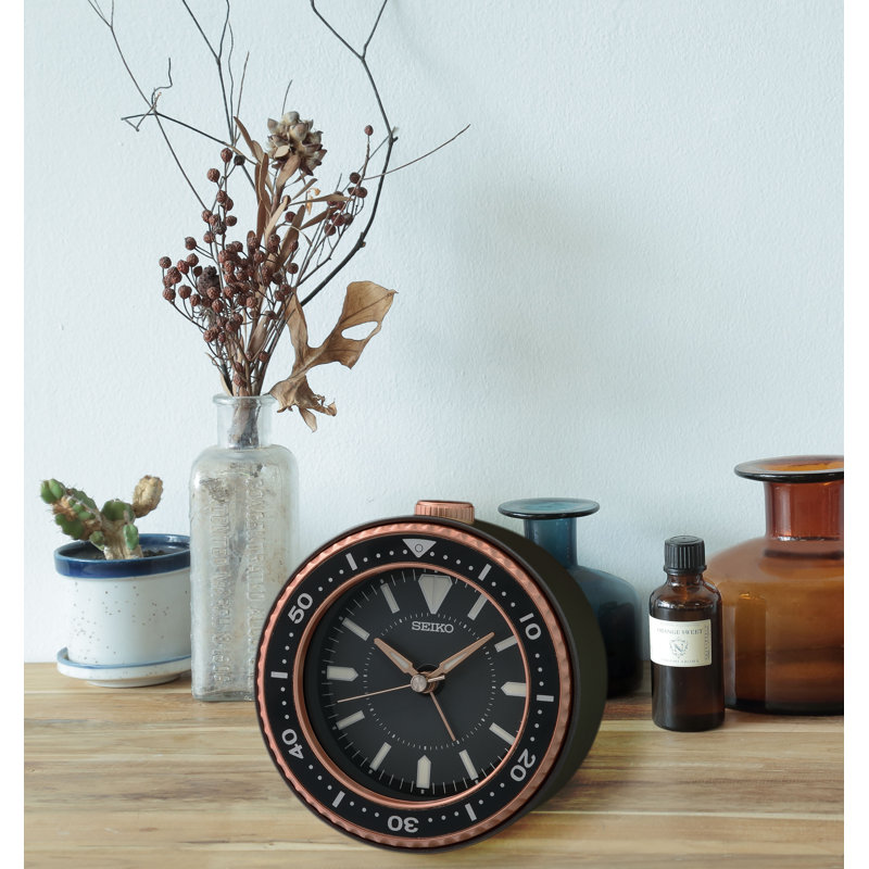 QHE184TLH Heritage Design Clock, Black, Black
