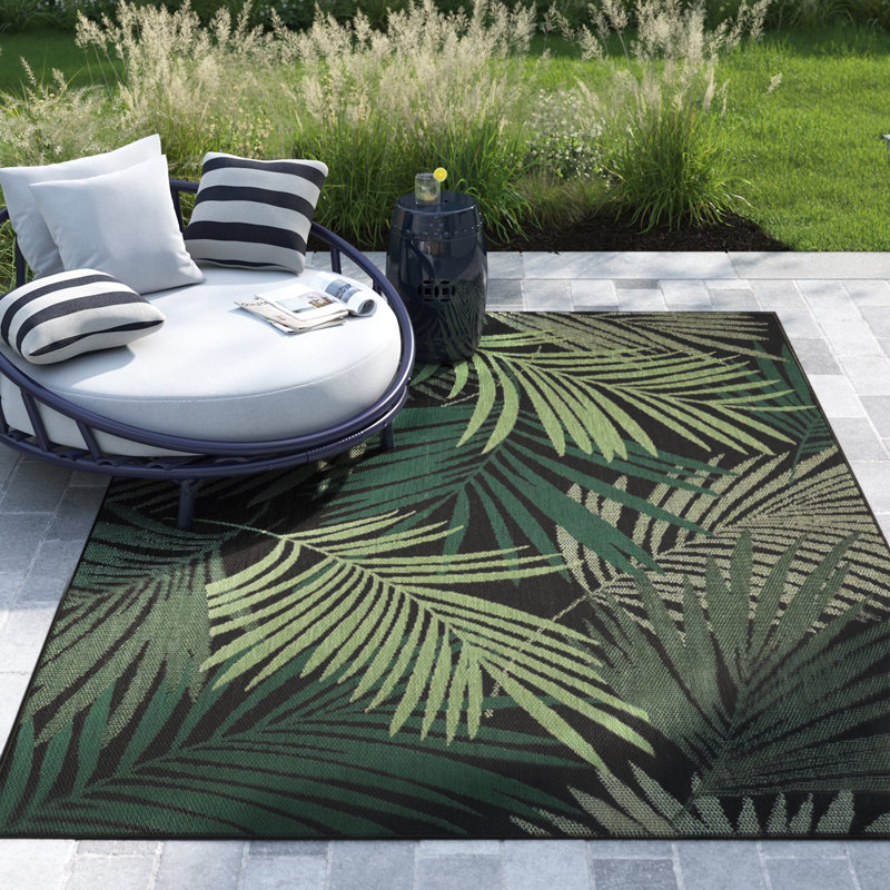 Tapis intérieur / extérieur Deirdre Jungle Design avec palmiers verts, Rectangle 4 pi 7 po x 6 pi 7 po