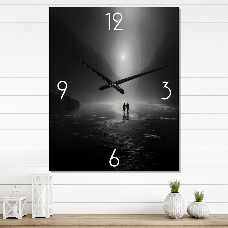 Couple marchant à travers la brume mystérieuse de la pleine lune - Horloge murale prairie surdimensionnée, Très grand