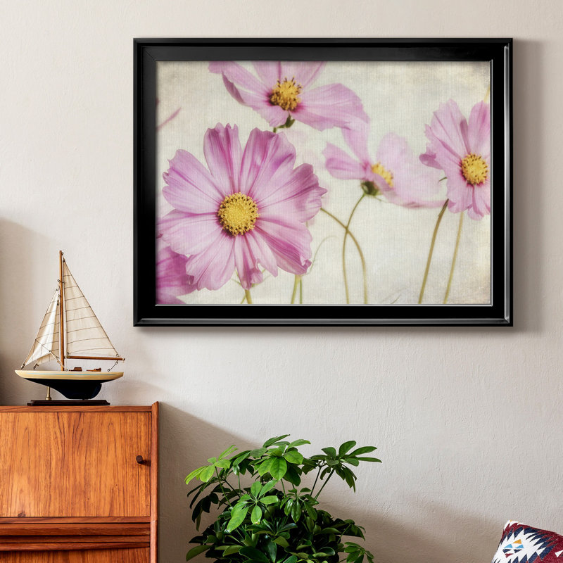 «Pink Cosmos I», peinture sur toile encadrée, H 26,5 po x l 36,5 po x P 1 po, Cadre noir