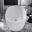 Baignoire profonde et bains tourbillons, surface solide, maison moderne