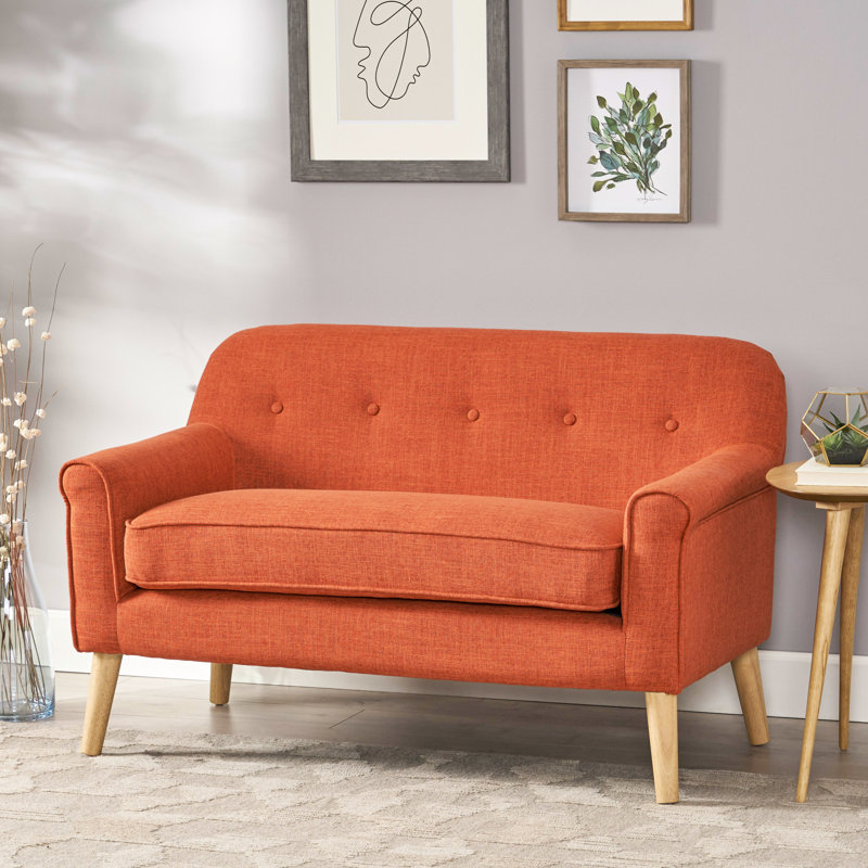 Tissu orange exquis avec accoudoirs légèrement roulés et capitonnage à boutons, pieds en bouleau au fini brun, assemblage pour une élégance raffinée, magnifique revêtement de pieds, 50 po l x 28,89 po p x 30,63 po h