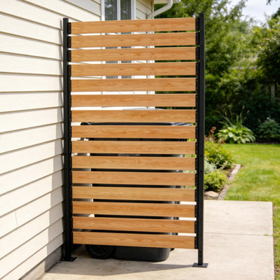 Panneau de clôture en bois sans creuser avec poteaux, écran d'intimité extérieur autoportant, aménagement paysager de terrasse et jardin.