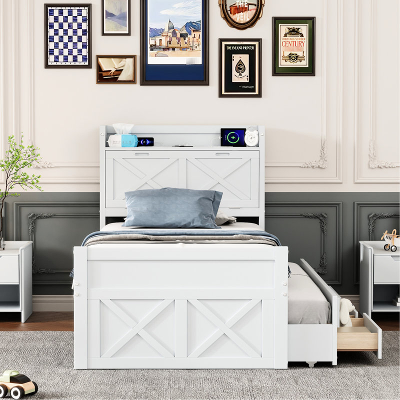 Lit simple blanc avec prises de tête de lit et grand espace de rangement avec décoration élégante