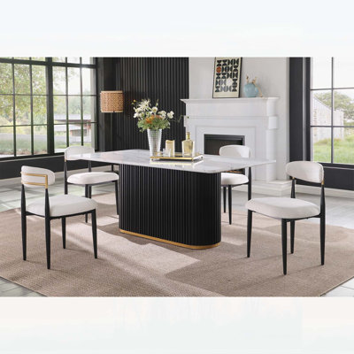 Table de salle à manger 69 pouces rectangulaire en faux marbre avec base en métal noir Wave et garniture dorée, peut accueillir 4 à 6 personnes pour les cuisines modernes